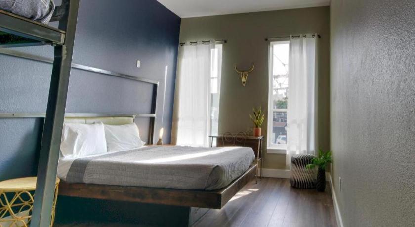 Deep Ellum Hostel - Adults Only Dallas Exterior photo